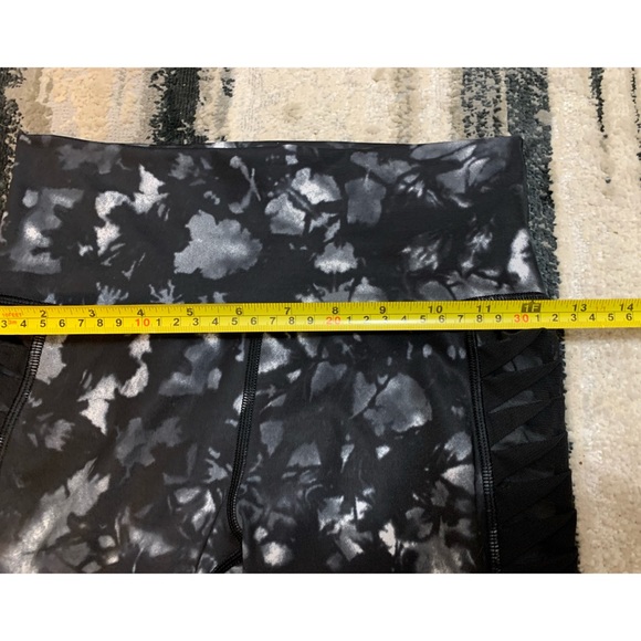 Lululemon Sunshine Salutation Crop - Picture 7 of 9